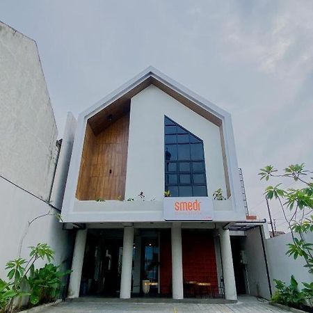Smedi Coliving Hotel Джокякарта Екстериор снимка